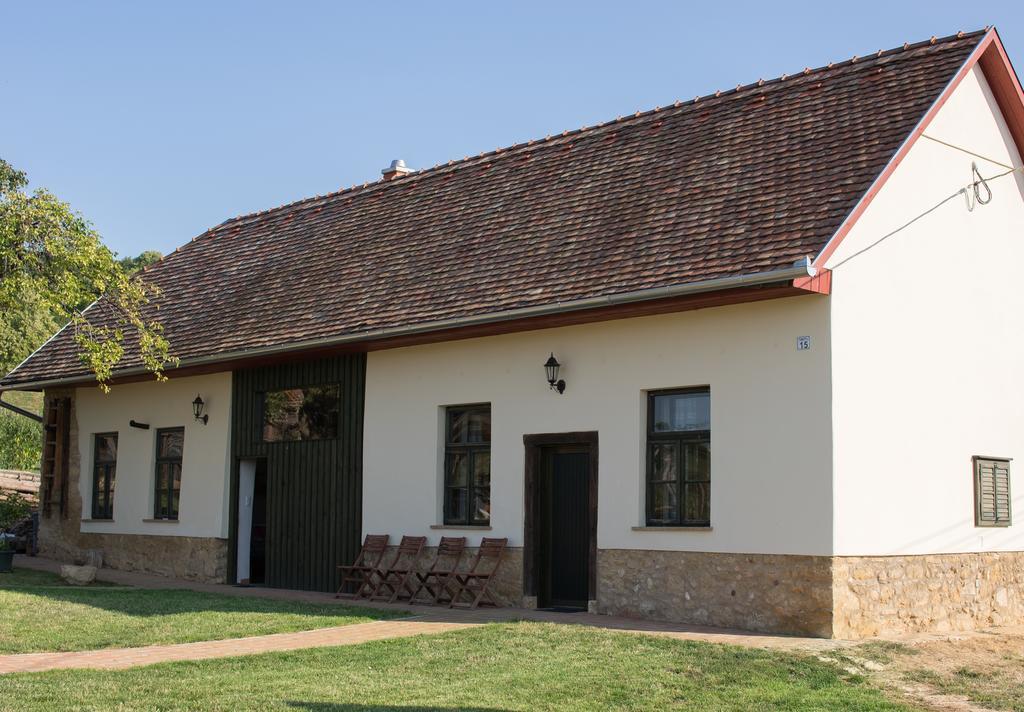 Hotel Edenkert Vendeghazak Pécsvárad Exterior foto