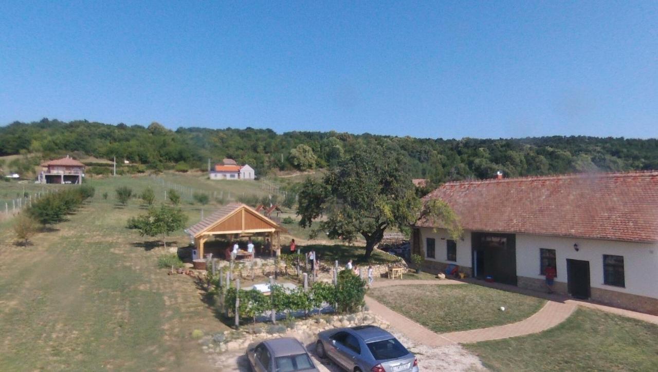 Hotel Edenkert Vendeghazak Pécsvárad Exterior foto